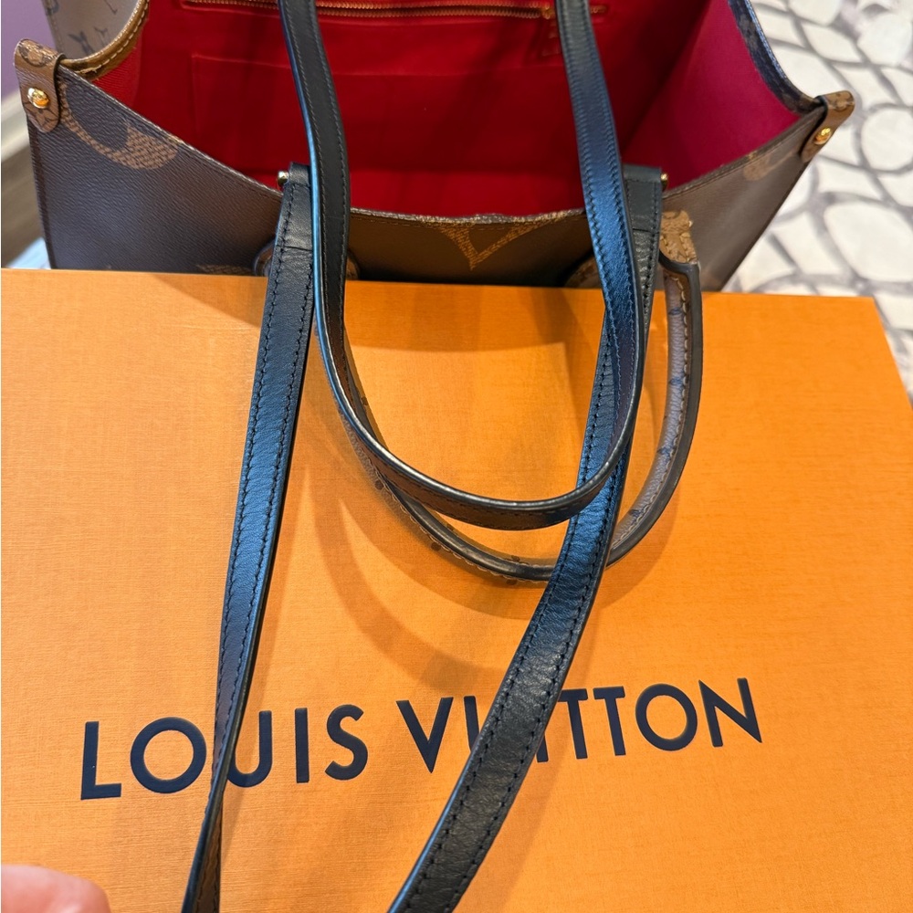 Louis Vuitton On The Go MM Tote - Picture 12 of 17